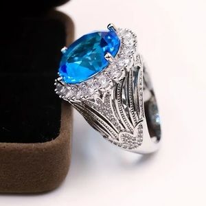 Luxurious Round Blue Zircon Ring